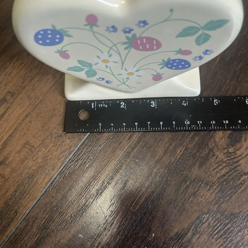 VTG Auntie Em Heart-Shaped Napkin Holder-Ceramic 1986 Hallmark Berries Floral
